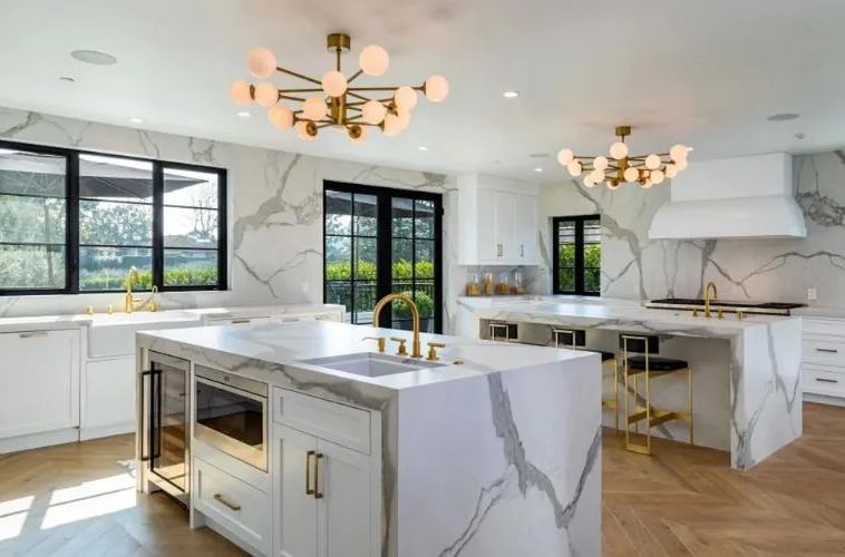 Căn bếp cũng được ca sĩ tỷ đô tô điểm với thiết kế hiện đại, gồm 2 bàn lớn để nấu ăn, khu vực bếp mở đón nắng