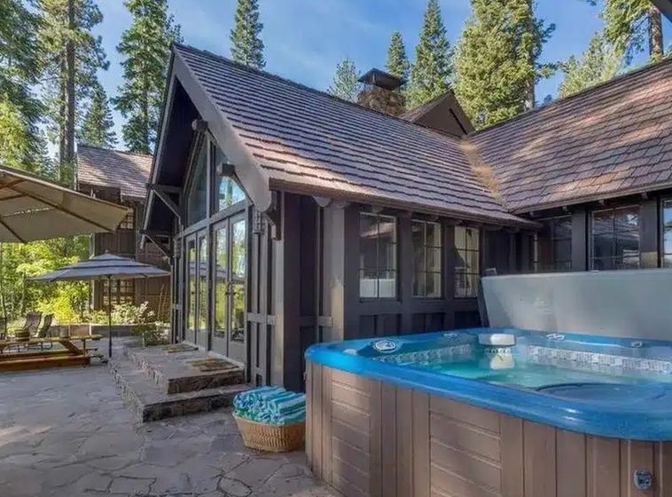 Ngôi nhà đầu tiên có diện tích hơn 494m2, được xây dựng vào những năm 1920. Nhà thiết kế theo phong cách cổ điển với gam màu nâu xám và chia ra thành nhiều gian khác nhau.
