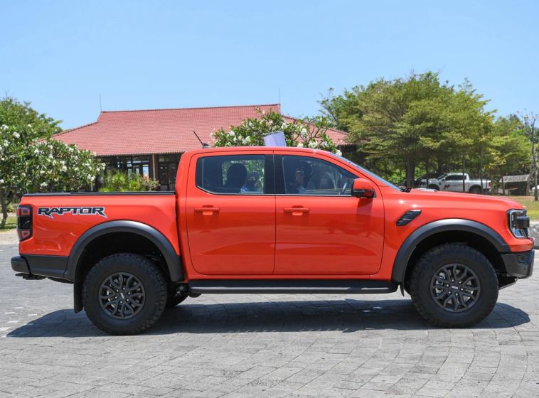 Với tổng cộng 1.925 xe đã bàn giao thành công đến tay khách hàng, Ford Ranger đóng góp đến hơn 49% tổng doanh số ôtô du lịch mà Ford sở hữu tại thị trường Việt Nam trong 2 tháng đầu năm. Doanh số tương đương sức bán trung bình gần 1.000 xe/tháng ở thời điểm hiện tại cũng đang giúp Ford Ranger tạm thời là mẫu xe bán chạy nhất tại Việt Nam, xếp trên cả "vua doanh số" Mitsubishi Xpander.