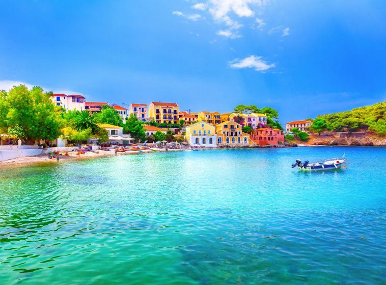 Làng chài này có đầy đủ những địa điểm ăn uống dành cho du khách, các quán rượu, nhà hàng truyền thống, bạn nhớ đừng bỏ qua món cá thơm ngon tại đây.