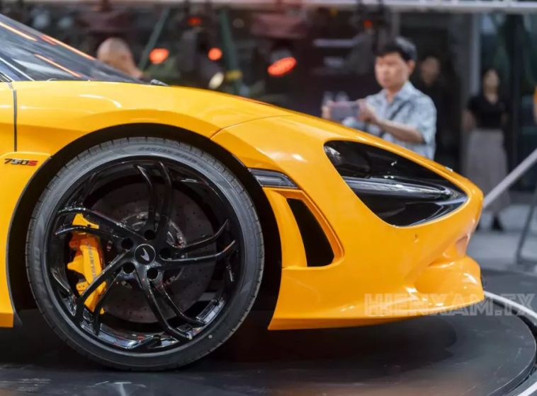 McLaren 750S đã được điều chỉnh hệ thống treo trước mềm hơn 2% nhưng hệ thống treo sau cứng hơn 4% để đảm bảo tối ưu khả năng vận hành của chiếc xe.