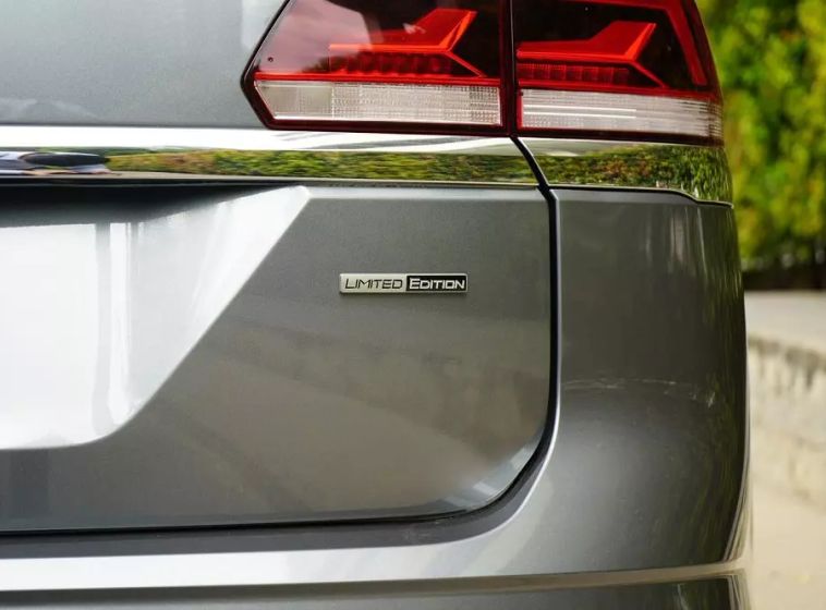 Xe có thêm logo Limited Edition mới trên cửa cốp sau