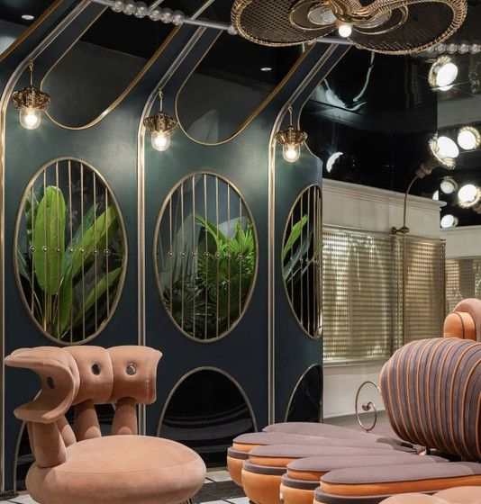 Cuối hành lang kỳ lạ này là khu vực tiếp khách hoàn chỉnh với ghế sofa lấy cảm hứng từ những cánh hoa.