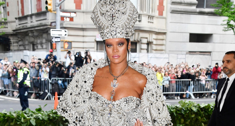 Làm đẹp kiểu Rihanna: Thuê người giống mình làm "chuột bạch"