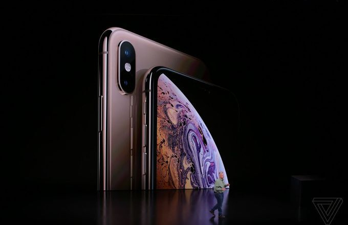 Ảnh thực tế Phone Xs Max hai sim, màn hình 'khổng lồ'