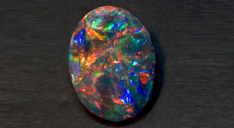 Tại sao ngọc mắt mèo đen (black opal) lại có giá trị đến vậy?