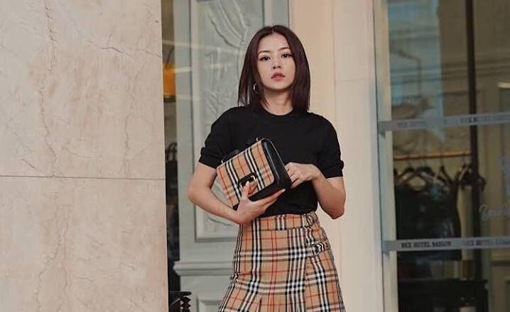 Chi Pu, Châu Bùi duyên dáng cùng chiếc túi Burberry D-Ring