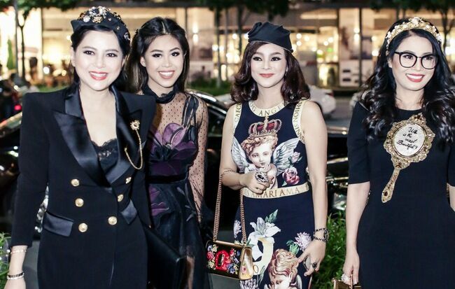 Không những thành đạt, sắc đẹp 3 chị em nhà Thủy Tiên khiến ai cũng ghen tị