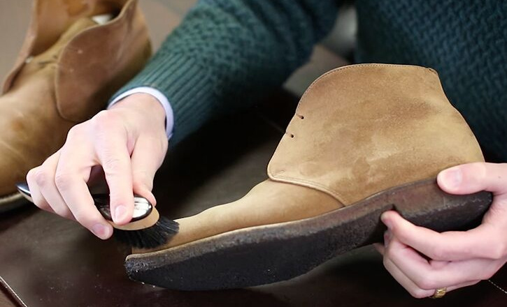 Làm sao để giúp đôi bốt cũ trở nên mới tinh?