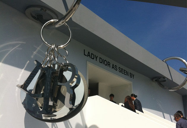 Triển lãm của những mẫu túi Lady Dior “độc nhất vô nhị"