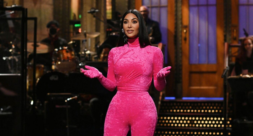 Kim Kardashian “bóc phốt” cả gia đình trên SNL