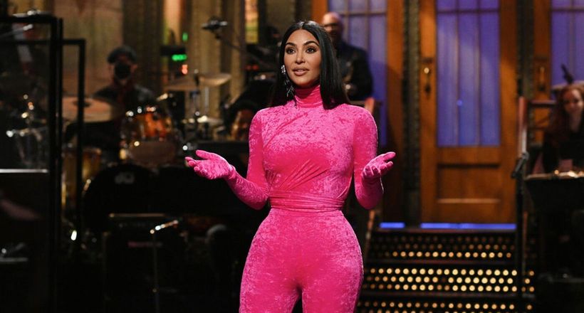 Kim Kardashian “bóc phốt” cả gia đình trên SNL