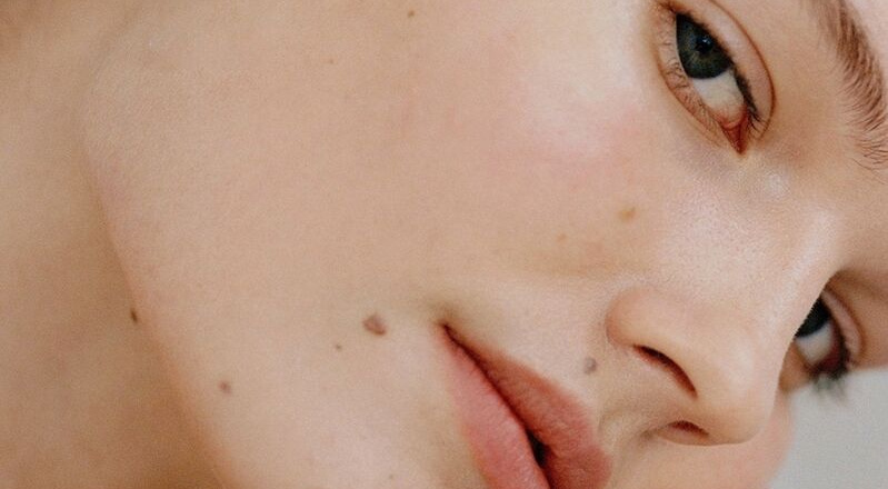 Làn da xuống cấp sau chuỗi ngày giãn cách căng thẳng, phải làm sao?