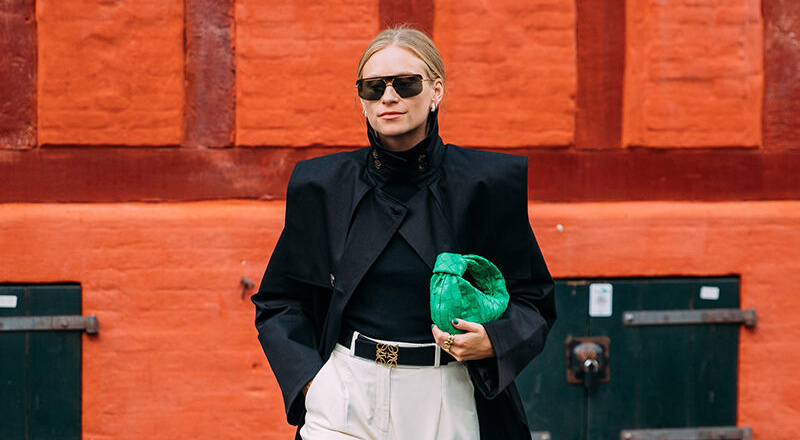 Kaki trở thành cảm hứng thời trang kinh điển của làng mốt