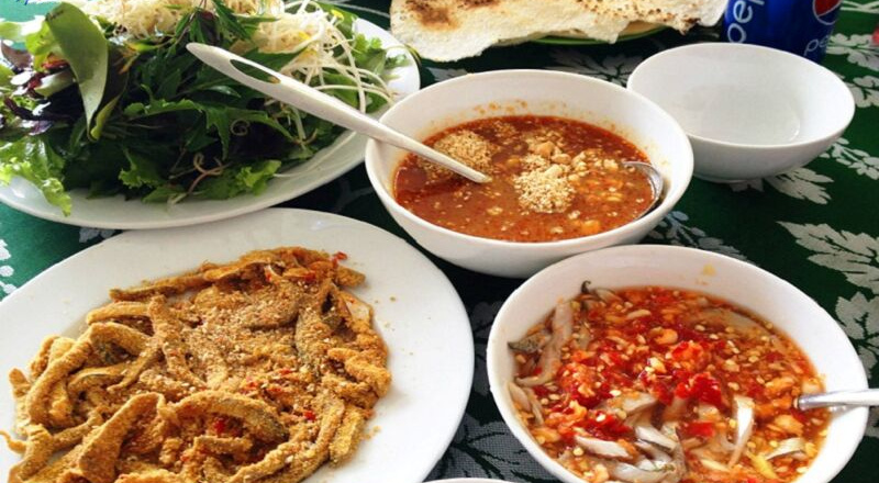 Thưởng thức món gỏi cá trứ danh của làng chài Nam Ô