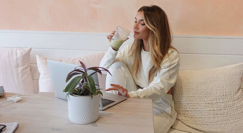 Ở nhà vẫn sang với trang phục màu kem thanh lịch