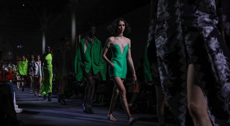 Cùng nhìn lại những khoảnh khắc nổi bật trong Tháng thời trang Xuân - Hè 2022