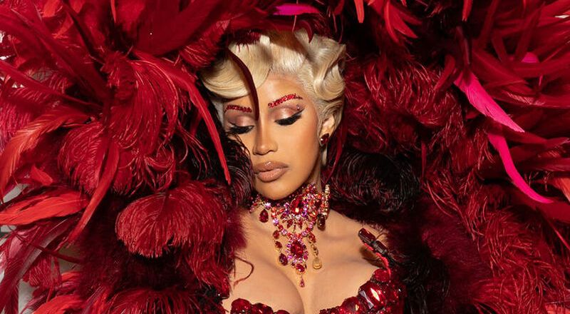 Nữ hoàng giải trí Cardi B biến hình ấn tượng tại Paris Fashion Week