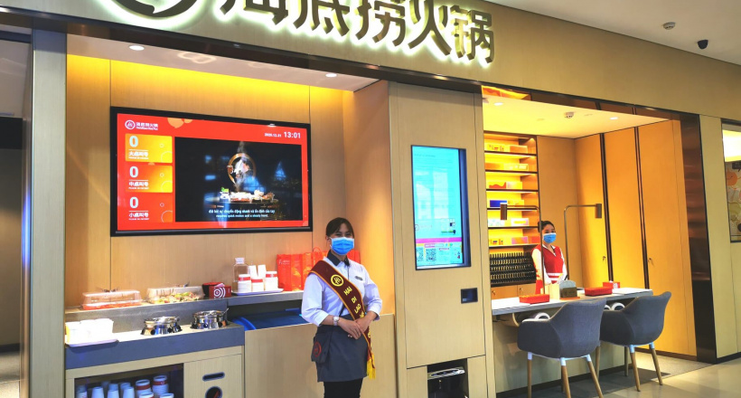 Tại chuỗi nhà hàng Haidilao, khách hàng thực sự là thượng đế: Có thể làm móng, mát-xa trong lúc chờ