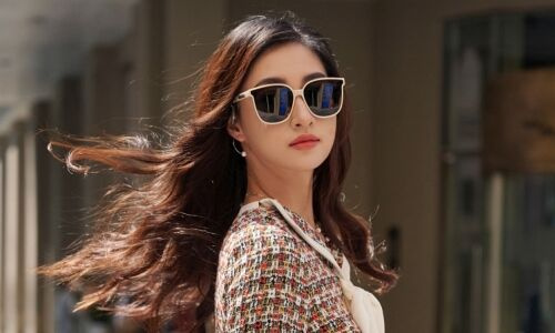 Chất liệu tweed được nhà thiết kế Lê Thanh Hòa chọn làm chất liệu chủ đạo mùa Thu Đông 2021