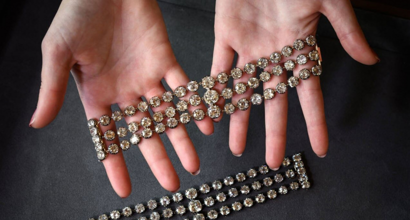 Chiếc vòng tay đặc biệt của Nữ hoàng Marie Antoinette được bán với giá 8,1 triệu USD