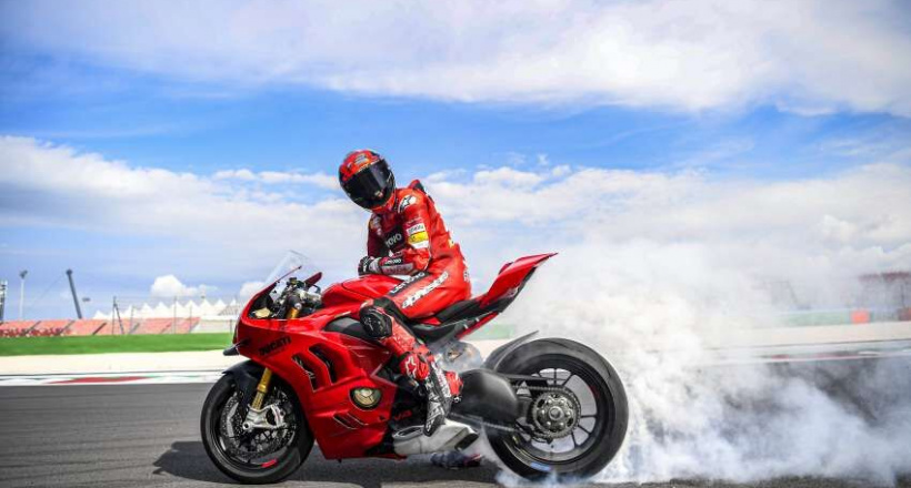 Ducati Panigale V4 2022 mạnh mẽ nhiều trang bị công nghệ hơn