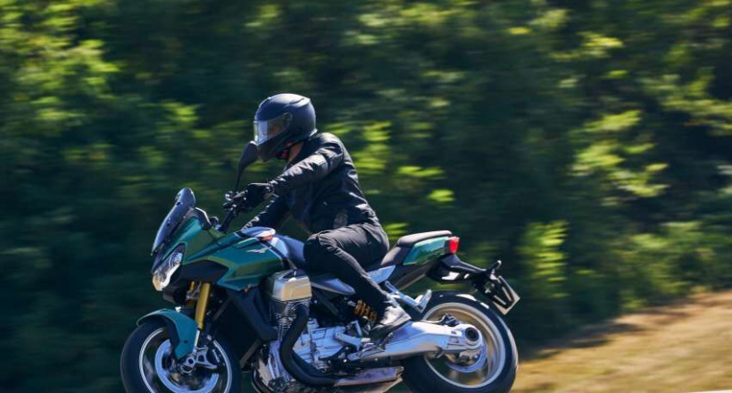 Moto Guzzi trình làng V100 Mandello 2021 tại triển lãm EICMA