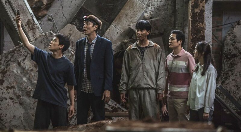 Movie “Hố Sụt Tử Thần” - Thông điệp sâu cay châm biếm xã hội Hàn Quốc