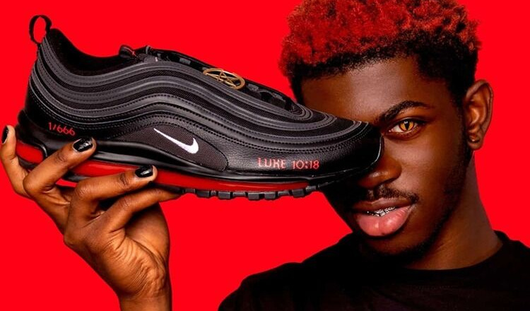 Giày chứa máu bị yêu cầu ngừng bán