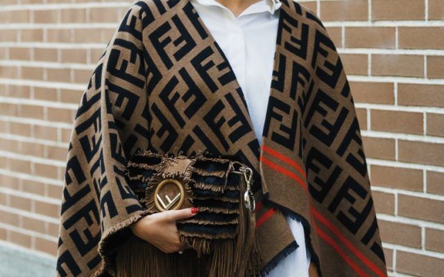 Sự trở lại của "bá vương họa tiết" Logomania