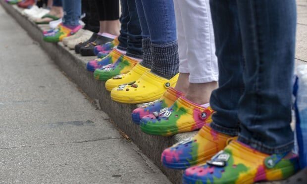 Giày crocs - tuyên ngôn thời trang mới của giới trẻ?