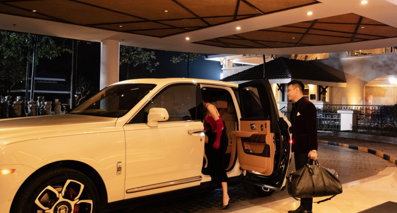 Khắc Việt “diện” Rolls Royce Cullinan hơn 40 tỷ trong MV mới