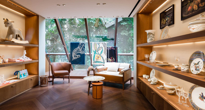 Trải nghiệm lối sống “Ăn Hermès, ngủ Versace, ngồi Fendi, bày trí Saint Laurent''