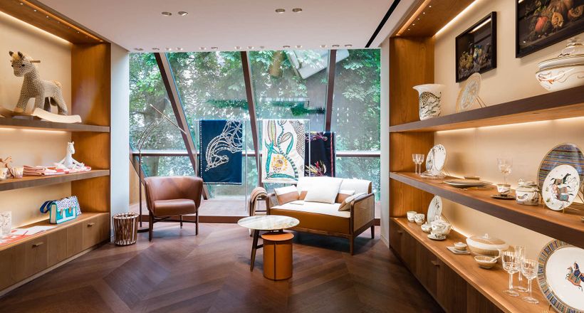 Trải nghiệm lối sống “Ăn Hermès, ngủ Versace, ngồi Fendi, bày trí Saint Laurent''