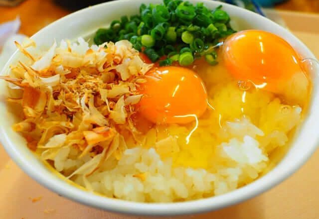 Điều gì đã khiến Tamago Kake Gohan - Cơm trộn trứng sống của Nhật trở nên cực kỳ nổi tiếng?