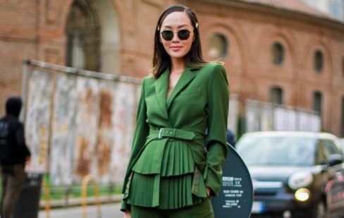 Chinh phục xu hướng màu xanh lá “khó nhằn” của mùa xuân hè 2021
