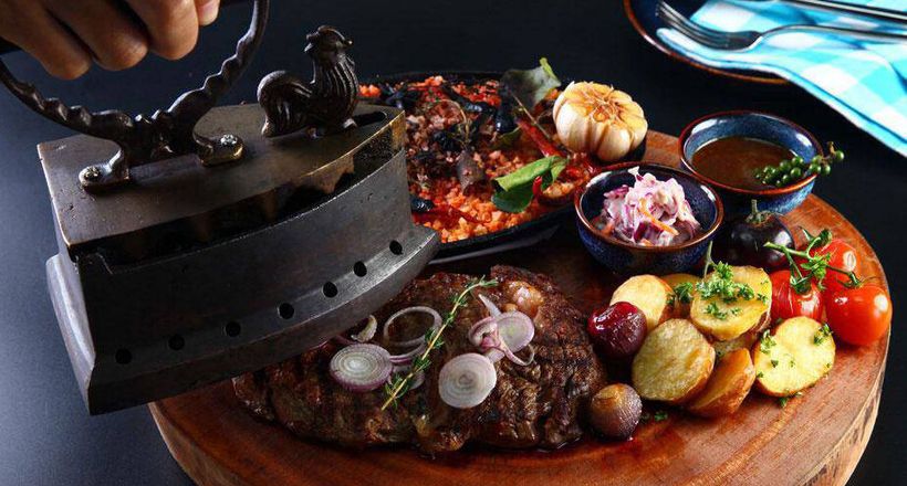 Bò bít tết bàn ủi nổi tiếng Sài thành, 300.000 - 400.000 đồng/suất nhưng khách đuổi mãi vẫn không hết.