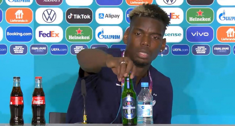 Tiếp nối CR7, Pogba dẹp chai bia trên bàn họp báo