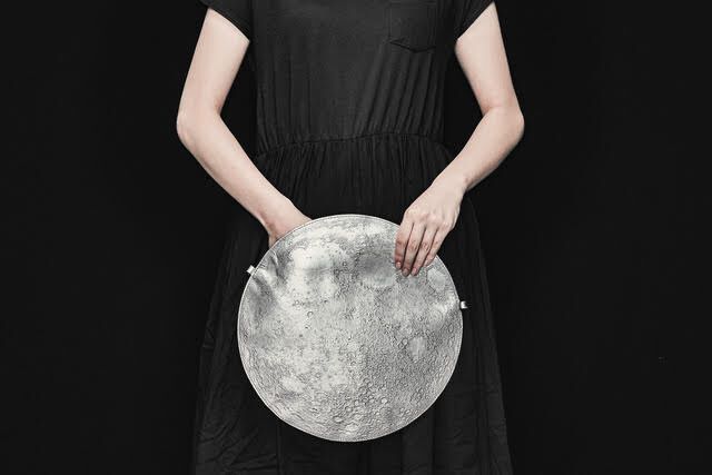 Planetario Clutch Bag - chiếc túi xách tay tinh tế mô phỏng bề mặt phức tạp của Mặt Trăng