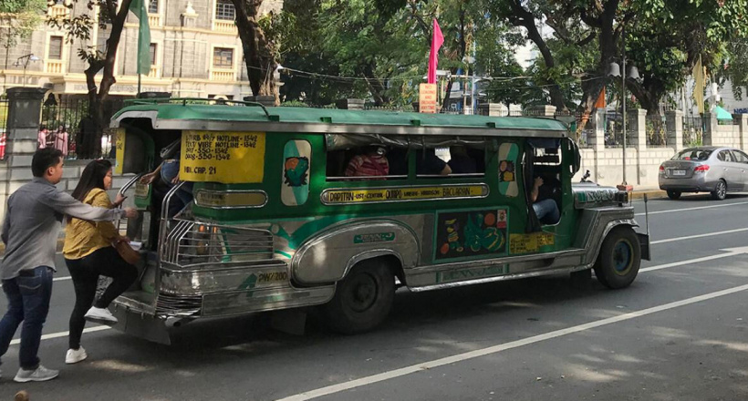 Thú vị những chiếc xe Jeepney đầy sắc màu ở Philippines