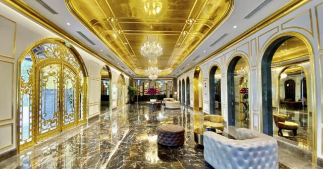 Khám phá nội thất xa hoa của khách sạn dát vàng ở Hà Nội