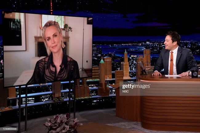 Mỹ nhân Fast & Furious - Charlize Theron diện sơ mi xuyên thấu của NTK Công Trí trên sóng truyền hình Mỹ