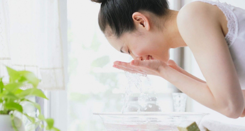 Bật mí cách sử dụng nước muối sinh lý trong chăm sóc da mặt