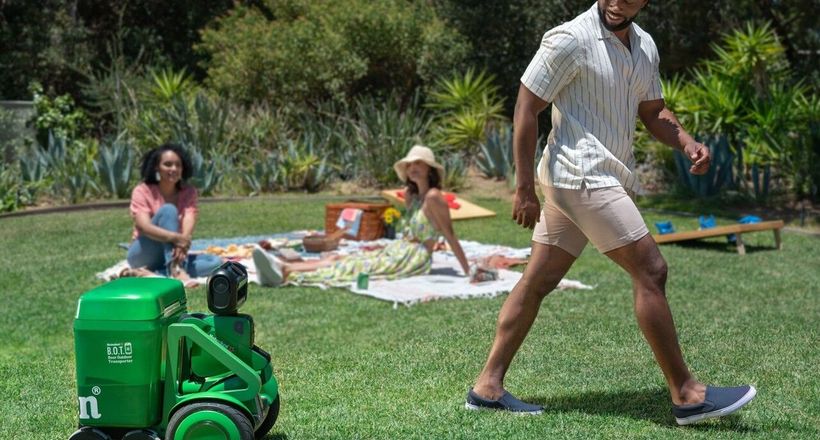 Heineken giới thiệu robot thùng lạnh B.O.T. sử dụng công nghệ AI