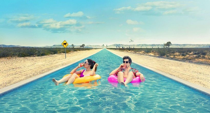 Review phim Palm Springs - Mở mắt thấy hôm qua