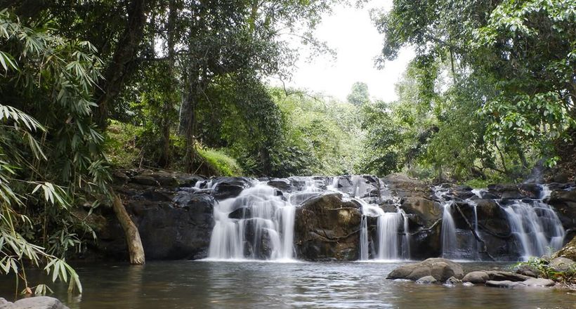 Bình an với thác nước ẩn mình phía sau ngôi chùa tĩnh lặng