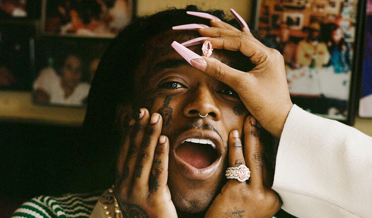 Rapper Mỹ tháo viên kim cương 24 triệu USD đắt đỏ khỏi trán