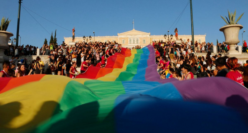 Nhiều thương hiệu lớn đồng loạt ra mắt các BST ủng hộ Pride Month - P2