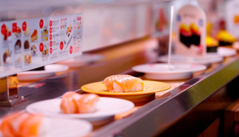 5 địa điểm thưởng thức sushi băng chuyền nổi tiếng tại Nhật Bản