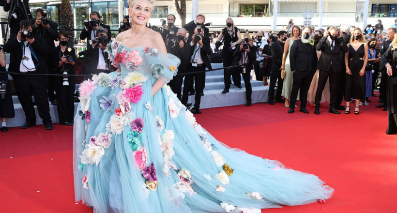 Sharon Stone mang cả “vườn hoa” lên thảm đỏ Cannes